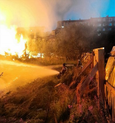 Сгорел дом: пожар тушили семь часов в Мурманске