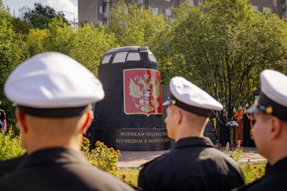 Память экипажа ракетного крейсера «Курск» почтили северяне
