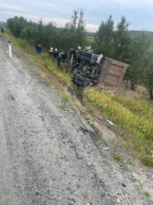 Грузовик «прилег» на обочине у Трех Ручьев под Мурманском
