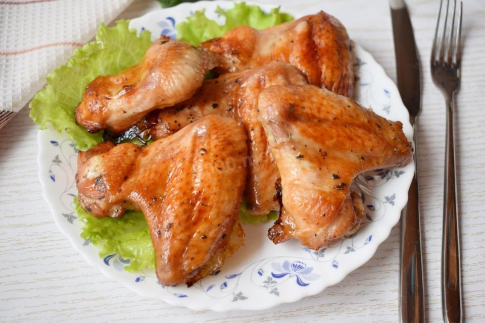 Вкуснее крылышек вы не пробовали: секрет в разрыхлителе — приготовьте так и гости попросят добавку