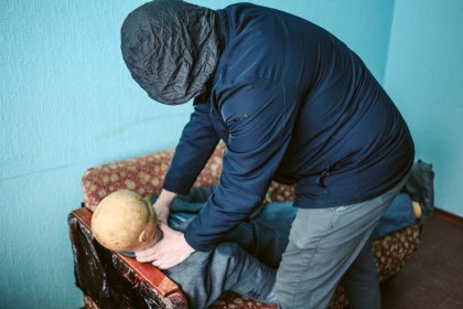 Задушил приятеля: суд рассмотрит уголовное дело в Мурманске