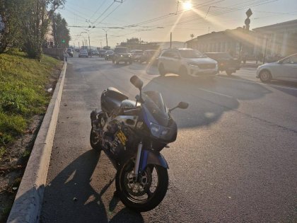 Мотоцикл выскочил на &quot;красный&quot; и сбил девушку в центре Мурманска