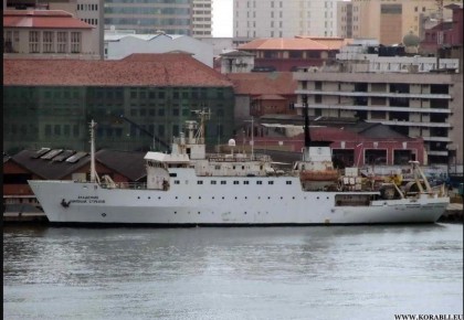 В Карском море идет эвакуация людей с потерявшего ход &quot;Академика Николая Страхова&quot;