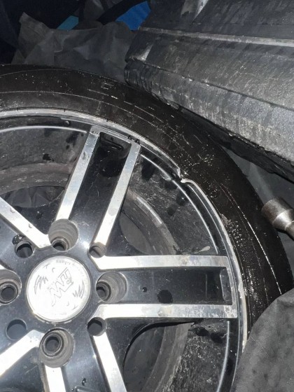 Мурманские водители едут на шиномонтаж после проезда по Домостроительной 