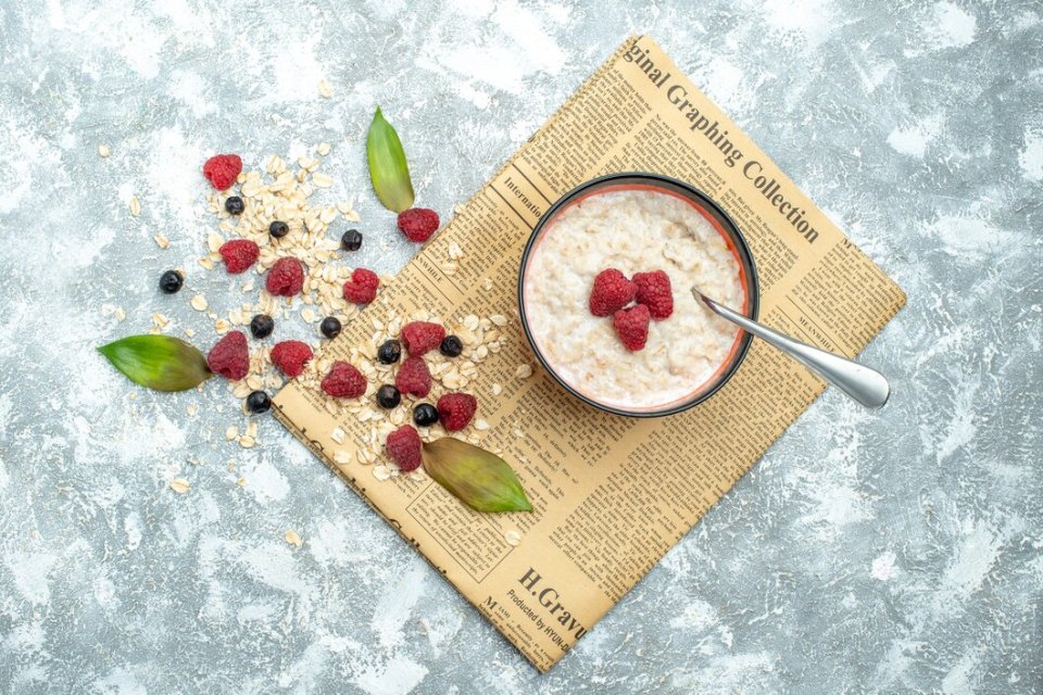 <p><img src="https://novosti-murmanskoy-oblasti.ru/uploads/posts/2024-11/1732852258_top-view-delicious-porridge-with-raspberries-light-desk_140725-125586.jpg" alt="" /><em>Эта простая овсяная каша готовится на воде</em></p>
<p><br />Для корректной работы желчного пузыря очень важен прием пищи, в особенности завтрака. Желчный пузырь — это настоящий маленький трудяга в нашем организме. Он накапливает желчь и выбрасывает её точно в нужный момент, чтобы помочь расщепить жиры. С возрастом его работа становится менее эффективной, и он требует особенно бережного отношения.</p>
<p><br />Многие не понимают, что привычные сытные завтраки могут серьезно перегружать этот орган. Жирная яичница, сырники со сметаной, жареные колбаски — все это настоящий стресс для желчного пузыря. Особенно для людей после 50, когда обмен веществ уже не такой активный.</p>
<p><br />Одним из здоровых завтраков может стать простая овсяная каша с льняным семенем, которая обладает природным желчегонным и противовоспалительным эффектом.</p>
<p>Для ее приготовления возьмите 50 г овсяных хлопьев, 1 ст. ложка льняного семени. Добавьте немного куркумы и корицы. Готовьте на медленном огне, помешивая. Затем дайте каше настояться в течение 5-7 минут. Подсластите ложечкой меда.</p>
<p>Для того, чтобы поддержать работу желчного пузыря стоит отдавать предпочтение постному мясу, рыбе, овощам и кашам. Из молочных продуктов выбирайте с малым содержанием жирности. Наиболее корректное лечение назначит врач.</p>
<p><em>Айгуль Булатова</em></p>
<p><em>Фото: Freepik</em></p>