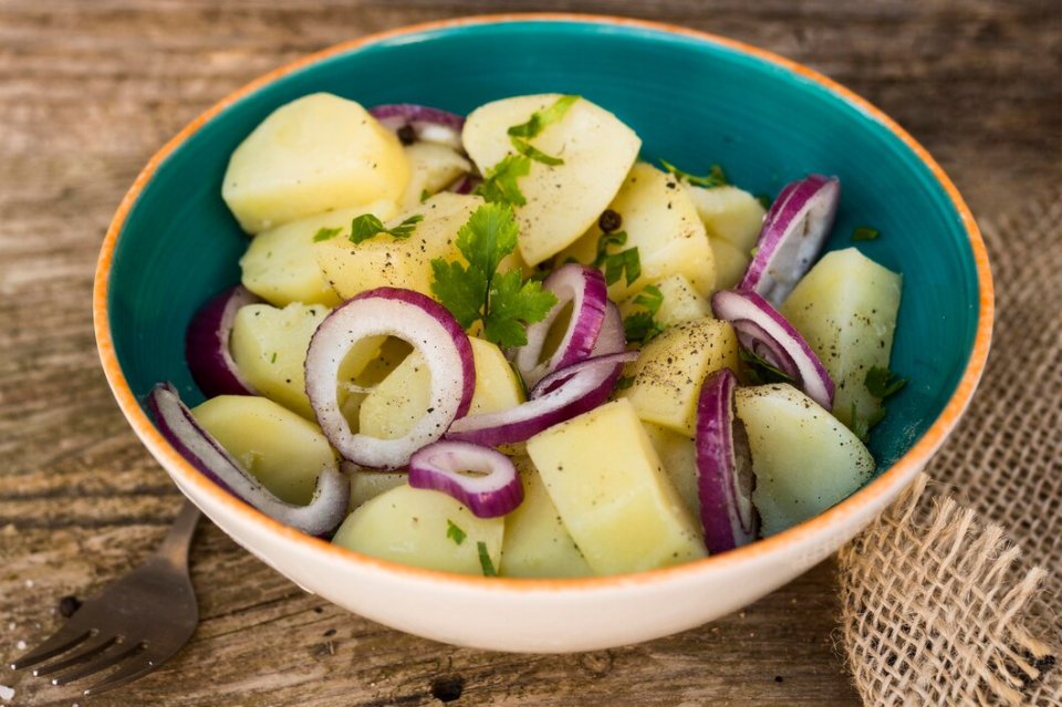<p><img src="https://novosti-murmanskoy-oblasti.ru/uploads/posts/2024-11/1732856622_high-angle-potato-salad-bowl_23-2148619028.jpg" alt="" /></p>
<p><em>В этом рецепте вместо обычного репчатого можно использовать красный лук</em></p>
<p><br />Если наскучил картофель в качестве гарнира, сделайте из него салат. Он отлично подойдет к любому мясу. Особенности блюду придает маринованная заправка из лука и уксуса. Ингредиенты:</p>
<p><br />• Картофель — 5-6 шт.<br />• Маринованные огурцы — 1-2 шт.<br />• Лук — 1 шт.<br />• Тимьян — щепотку<br />• Соль, перец — по вкусу<br />• Подсолнечное масло — для заправки</p>
<p><br />Для маринования лука:<br />• Соль — 1 ч. л.<br />• Сахар — ½ ч. л.<br />• Уксус 9% — 1 ст. л.<br />• Вода — 100 г</p>
<p><br />Начнем готовку с маринования лука — нарезаем его полукольцами, выкладываем в миску, солим, добавляем немного сахара и уксуса. Полученную смесь заливаем кипятком.</p>
<p><br />Картофель отвариваем в мундире, еще теплым очищаем, даем остыть. Затем нарезаем ломтиками и выкладываем в салатник. Маринованные огурцы также нарезаем ломтиками.</p>
<p><br />К картофелю добавляем нарезанные огурцы, маринованный лук. Все солим, перчим, добавляем немного тимьяна и подсолнечного масла. Перемешиваем все ингредиенты и убираем салат в холодильник на 20 минут.</p>
<p><em>Айгуль Булатова</em></p>
<p><em>Фото: Freepik</em></p>