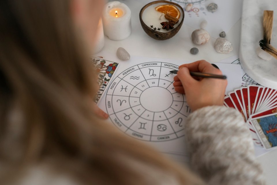 <p><img src="https://novosti-murmanskoy-oblasti.ru/uploads/posts/2024-11/1732906035_high-angle-woman-reading-tarot-home_23-2150276062.jpg" alt="" /></p>
<p><em>1 декабря нас ожидает самое позитивное и праздничное новолуние в знаке Стрельца. Оно наполнит нас новой энергией и поможет по-другому взглянуть на будущее.</em></p>
<p>Сегодня хочу рассказать, какие перемены принесет это событие и какой знак Зодиака наиболее сильно их почувствует.</p>
<p>После 1 декабря мы сможем обдумать свои планы. поставить новые цели. Новолуние в Стрельце станет хорошим временем для запуска новых начинаний.</p>
<p>Однако, стоит помнить, что новолуние происходит в период ретроградного движения Меркурия. Поэтому лучше взяться не за новые идеи, а вернуться к старым, которые раньше не были реализованы или не имели успеха. В этот период предстоит рискнуть, поэтому будьте осторожны.</p>
<p>Особенно остро почувствуют на себе новолуние солнечные Стрельцы, родившиеся с 30 ноября по 2 декабря. Для них это новолуние сыграет важную роль в планах на год. Наступающий год может быть сложным, поскольку в вашем первом доме находится ретроградный Меркурий.</p>
<p>В этом месяце Стрельцам нужно будет создавать что-то новое, учитывая прежние перспективы. А если ваш асцендент в Стрельце, а точка восхода в пределах от восьмого до двенадцатого градуса, то в вашей жизни сейчас могут происходить значимые события.</p>
<p><em>Ольга Артасова</em></p>
<p><em>Фото: freepik</em></p>