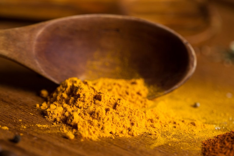 <p><img src="https://novosti-murmanskoy-oblasti.ru/uploads/posts/2024-11/1732906507_spoon-heap-spices-table_144627-10975.jpg" alt="" /></p>
<p><em>Определенные продукты и специи являются натуральным суперсредством для замедления старения мозга. Об этом рассказала врач-диетолог Марият Мухина.</em></p>
<p>Употребление таких помогает поддерживать здоровье мозга, препятствуя его старению и возникновению нейродегенеративных процессов. Одним из лучших таких продуктов является куркума.</p>
<p>«Куркума содержит антиоксидант куркумин, который обладает противовоспалительными свойствами, улучшает когнитивные функции и замедляет старение мозга», — сказала Марият Мухина.</p>
<p>Также к натуральным средствам для замедления старения мозга относится жирная рыба. Она содержит омега-3 полиненасыщенные жирные кислоты, которые обладают противовоспалительным действием и улучшают работу кровеносных сосудов. Регулярное употребляя рыбу, можно защитить мозг от развития деменции.</p>
<p>В список лучших продуктов для укрепления здоровья мозга врач также включила темный или горький шоколад. В день рекомендуется съедать такой шоколад в количестве 30-50 граммов — этого достаточно, чтобы организм получал антиоксиданты и теобромин, которые улучшают когнитивные функции.</p>
<p>Зеленый чай, который является источником антиоксидантов, тоже полезен против старания мозга. В день нужно выпивать хотя бы чашку зеленого чая.</p>
<p><em>Ольга Артасова</em></p>
<p><em>Фото: freepik</em></p>