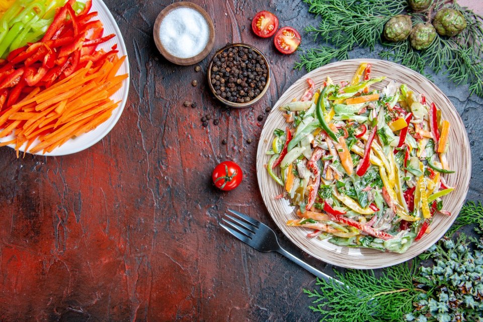 <p><img src="https://novosti-murmanskoy-oblasti.ru/uploads/posts/2024-11/1732907553_top-view-vegetable-salad-plate-fork-salt-black-pepper-colorful-cut-peppers-tomatoes-dark-red-table-free-space_140725-59479.jpg" alt="" /></p>
<p><em>Салат по рецепту моей золовки, поэтому и называем мы его «Золовка».</em></p>
<p>Хочу поделиться простым и незатейливый салатом с фасолью по рецепту своей золовки. У нас в семье теперь это любимый салат, наша палочка выручалочка. Без него не обходится ни один праздник. Готовится из доступных продуктов за считанные минуты.</p>
<p>Ингредиенты:<br />колбаса п/к — 150г<br />огурец — 1шт<br />лук — 1шт<br />фасоль — 1 б<br />майонез — по вкусу</p>
<p>Свежий огурец и колбасу режем соломкой, кладем в миску и добавляем фасоль.</p>
<p>Луковицу режем полукольцами, заливаем кипятком, оставляем на минуту и сливаем, чтобы удалить горечь и специфический запах лука. Затем добавляем лук к салату.</p>
<p>Заправляем майонезом. Я всегда делаю майонез сама, домашний. В банку разбиваю яйцо, чтобы желток был целым. Добавляю горчицу 1ч.л, ¼ч.л. сахара, ¼ч.л. соли. Погружаю блендер так, чтобы желток был прямо под блендером и взбиваю секунд 15. Далее вливаю растительное масло тонкой струйкой, продолжая взбивать. Взбиваю еще секунд 20 и в конце добавляю 1ч.л. лимонного сока снова взбиваю.</p>
<p><em>Ольга Артасова</em></p>
<p><em>Фото: freepik</em></p>