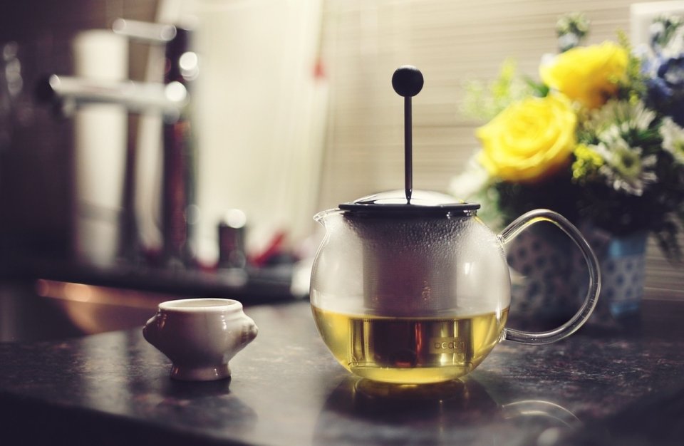 <p><img src="https://novosti-murmanskoy-oblasti.ru/uploads/posts/2024-12/1733006881_pot-cup-counter-color-kitchen-beverage-892212-pxhere.com.jpg" alt="" /></p><p><em>Драгоценный зеленый чай</em></p>
<p>Зеленый чай - один из самых древних и популярных напитков в мире. Вы знали, что если регулярно употреблять зеленый чай, то можно замедлить процессы старения. Особенно полезен неферментированный зеленый чай, в нем содержится большое количество витамина В, минеральных веществ. Помимо такого большого количества полезных вещества зеленый чай содержит очень много кофеина.</p>
<p>Поэтому пользу зеленый чай может принести только в том случае, если пить его в умеренных количествах. Идеальная суточная норма должна составлять 3-5 чашек некрепкого зеленого чая.</p>
<p>Гораздо больше пользы принесет зеленый чай, если добавлять в него сливки, сахар, варенье. Так же многое зависит от сорта зеленого чая. В некоторых содержится больше кофеина, в некоторых меньше. Содержащиеся в зеленом чае провитамин А и органические кислоты оказывают положительное влияние на нервную систему и повышают уровень усвояемости железа в организме.</p>
<p>Ранее мы <a href="https://novosti-murmanskoy-oblasti.ru/45181-kakaya-kasha-sohranit-vashu-molodost-privedet-vnormu-uroven-holesterina-massa-polzy.html">рассказывали</a>, какая каша сохранит вашу молодость.</p>
<p><em>Ксения Топоркова</em></p>
<p><em>Фото: PxHere</em></p>