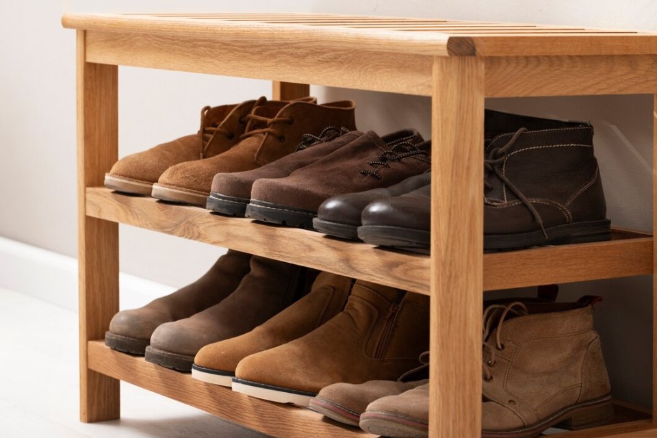 <p><img src="https://novosti-murmanskoy-oblasti.ru/uploads/posts/2024-12/1733112114_footwear-stacked-shoe-rack-indoors_23-2150991536.jpg" alt="" /></p>
<p><em>Пятна очищает компонент мицеллярной воды — трилон Б</em></p>
<p>Очистить светлые угги от темных пятен поможет мицеллярная вода. Нанесите ее на ватный диск и протрите проблемные места. Интенсивно обрабатывая пятна, вы увидите, как образуется пена. И загрязнения начнут исчезать на глазах.</p>
<p>Трилон Б — компонент мицеллярной воды оказывает мощное воздействие. Это вещество не только растворяет пятна, но и не оставляет после себя неприятных следов на замше.</p>
<p>После удаления основных пятен воспользуйтесь спиртом, который хорошо справляется с остаточными разводами и быстро испаряется, не оставляя следов. Использование спирта поможет окончательно отполировать угги и вернуть им прежний вид.</p>
<p>Таким образом, мицеллярную воду стоит хранить не только в косметичке, но и на полочке с обувными средствами. Это универсальное средство действительно спасает любимую обувь.</p>
<p><em>Айгуль Булатова</em></p>
<p><em>Фото: Freepik</em></p>