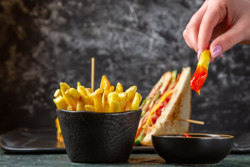 <p><img src="https://novosti-murmanskoy-oblasti.ru/uploads/posts/2025-01/1737361974_front-view-tasty-ham-sandwiches-with-french-fries-dark-surface_179666-34646.jpg" alt="" /></p>
<p><em>Вновь избранный президент США совсем не придерживается здорового питания.</em></p>
<p>Основу рациона Дональда Трампа составляют типичные блюда американской кухни — фастфуды, батончики, жареная жирная еда. Трамп и не скрывает, что он поклонник McDonalds, а самое любимое его блюдо из данного заведения — жареное рыбное филе. Рестораны KFC он тоже не обходит стороной и любит полакомиться хрустящей курочкой, а в Burger King Трамп любит заглянуть за бургерами.</p>
<p>Среди любимых напитков Дональда Трампа — диетическая кока-кола. Президент США выпивает более бутылок в день. Любит он и молочные коктейли.</p>
<p>А вот завтракать Трамп не любит. Но если приходится есть утром, то это обычно бекон с яйцами или кукурузные хлопья.</p>
<p>Любимые перекусы лидера США: картофельные чипсы Nachos или Lays, крендельки и любимое печенье Oreos.</p>
<p>На ужин Трамп предпочитает стейк или блюдо из морепродуктов (крабы или коктейль из креветок). Любит он и пасту с мясным соусом. Таким блюдом иногда балует его жена Мелания.</p>
<p>Любимые десерты Трампа — вишневое и ванильное мороженое, шоколадный торт.</p>
<p>Получается, что вновь избранный президент США Дональд Трамп не лучший образец для подражания в отношении питания.</p>
<p>А вот алкоголь Трамп старается обходить стороной. Как утверждает сам переизбранный президент, его старший брат Фред, умер от алкоголизма в 41 год. Поэтому у него был достаточно плохой пример употребления алкоголя.</p>
<p>Ранее мы <a href="https://novosti-murmanskoy-oblasti.ru/48246-neskolko-produktov-sokraschayut-vashu-zhizn-dolgozhiteli-ihnikogda-neupotreblyayut.html">рассказывали</a>, какие продукты никогда не едят долгожители.</p>
<p><em>Ольга Артасова</em></p>
<p><em>Фото: freepik</em></p>